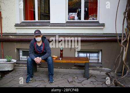 Praga, Repubblica Ceca. 17 Aprile 2020. Un uomo senza tetto riposa nel giardino dell'ostello 'Tobys' a Praga, la Repubblica Ceca, 17 aprile 2020. L'ostello sta aiutando le persone senza tetto con alloggio, cura e pasti nella pandemia COVID-19. Credit: Dana Kesnerova/Xinhua/Alamy Live News Foto Stock