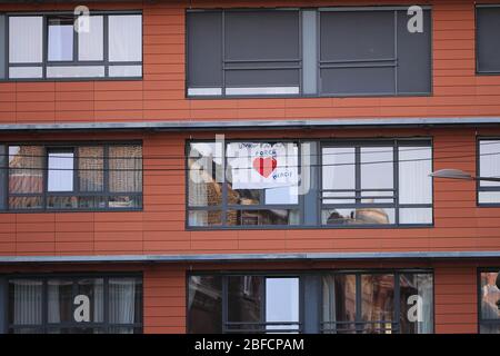 Bruxelles. 17 Aprile 2020. La foto del 17 aprile 2020 mostra una bandiera che porta "l'unità è la forza" su una finestra di un edificio a Bruxelles, Belgio. È trascorso un mese da quando il Belgio ha adottato misure di blocco per contenere la diffusione di nuovi coronavirus il 18 marzo. Il primo ministro belga Sophie Wilmes ha annunciato il 15 aprile una proroga del blocco fino al 3 maggio. Credit: Zhang Cheng/Xinhua/Alamy Live News Foto Stock