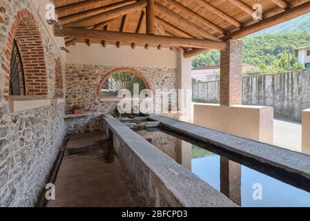 Tipico bagno pubblico e fontana utilizzato in passato Foto Stock