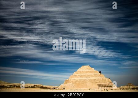 Cieli spettacolari sopra il complesso funerario della Piramide Djoser Stepped a Saqqara vicino al Cairo, Egitto. Foto Stock