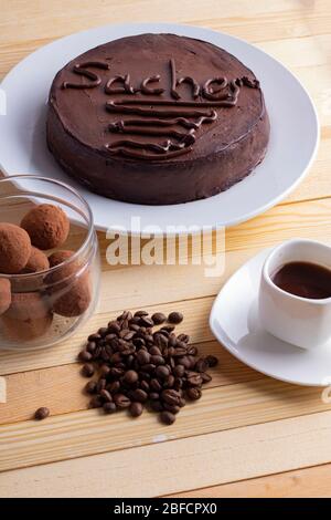 Dessert al cioccolato senza glutine Sacher con marmellata di albicocche. Concetto di sostituzione dello zucchero Foto Stock