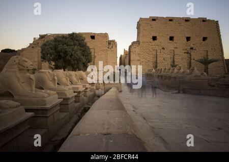 Turisti che affollano l'ingresso del Tempio di Karnak e il Precinct di Amun-Re alla periferia di Luxor, Egitto. Foto Stock