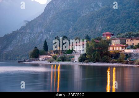 Primo mattino a lungo scatto esposizione di un villaggio sulle coste del lago di Como, Italia Foto Stock