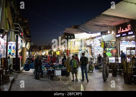 Scena di strada trafficata dalla zona del vecchio bazar di Aswan, Egitto. Foto Stock