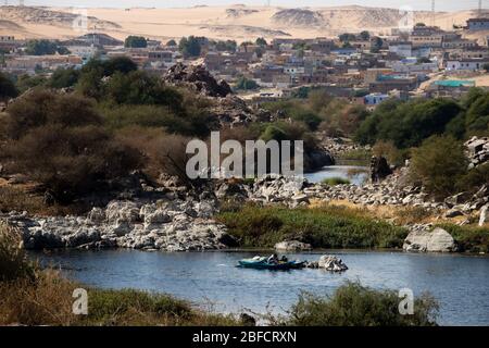 Scena di pescatori e un villaggio nubiano lungo il fiume Nilo da Aswan, Egitto. Foto Stock