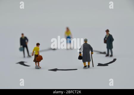 Immagine concettuale per COVID-19 con un cerchio di persone in miniatura che si stanno facendo il loro business con le frecce di distanziamento sociale e indicatore Foto Stock