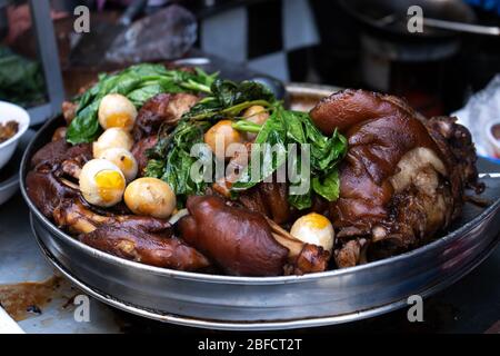 un piatto con prodotti per zuppa. Carne affumicata e uova sode con verdure. Ingredienti per zuppa. Foto Stock