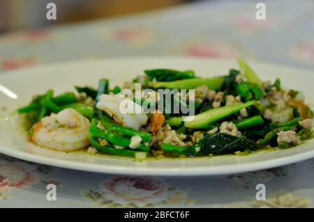 mescolare la cavalla fritta, i broccoli cinesi fritti con gamberi e maiale Foto Stock