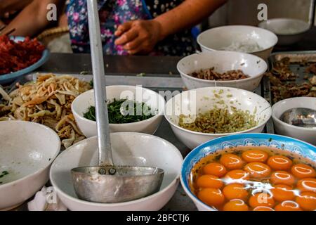 Bancarella di Street food che vende noodle tradizionali vietnamite o pho nelle strade di Hanoi City che mostra la cultura alimentare e la tradizione del Vietnam Foto Stock