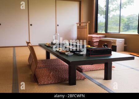 Tipica colazione giapponese servita in un albergo Ryokan a Iiyama, Nagano, Giappone. Foto Stock