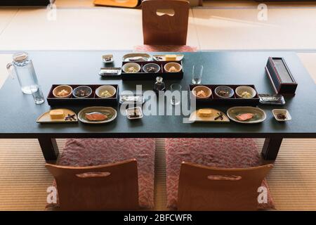 Tipica colazione giapponese servita in un albergo Ryokan a Iiyama, Nagano, Giappone. Foto Stock