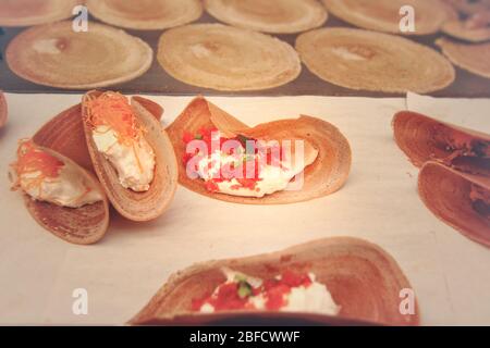 Khanom Buang conosciuto come crepes thailandese, un antico spuntino tradizionale e popolare cibo di strada in Thailandia per celebrare la cultura locale Foto Stock