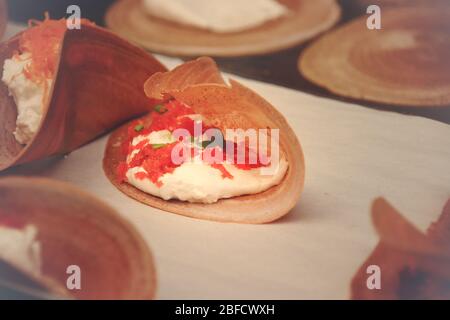 Khanom Buang conosciuto come crepes thailandese, un antico spuntino tradizionale e popolare cibo di strada in Thailandia per celebrare la cultura locale Foto Stock