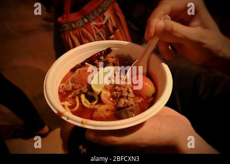 Zuppa di Laksa fatta di tagliatelle di grano e latte di cocco al curry piccante, un piatto popolare in cucina Peranakan o Malese Foto Stock