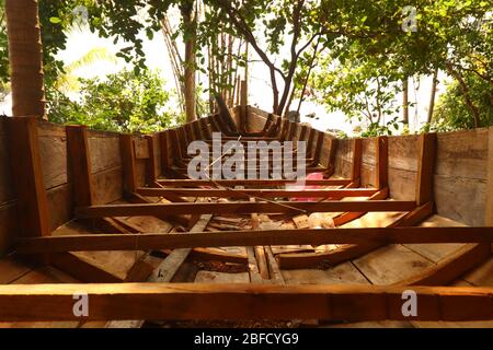 Una tradizionale barca cambogiana o Khmer chiamata Bon Om Touk in riparazione in un villaggio isola di Koh Rong Foto Stock