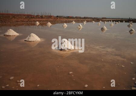 Saline o campi di sale della provincia di Kampot in Cambogia durante la stagione di raccolta che mostra la vita locale e la cultura della gente Foto Stock