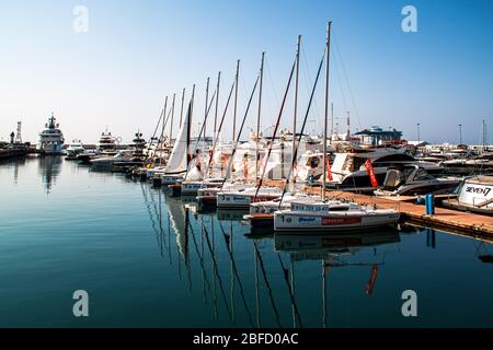 Sochi / Russia - Novembre 04 2014: Barche e barche ancorate nel porto di Sochi. Russia. Foto Stock