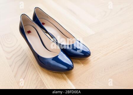 eleganti scarpe blu nuziali con tacchi, accessori, calzature, nuziali Foto Stock