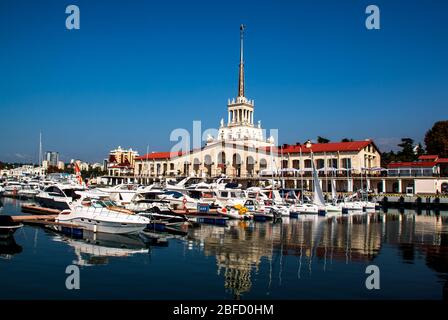 Sochi / Russia - Novembre 04 2014: Costruzione di stazioni marine e yacht, barche ancorate nel porto di Sochi. Russia. Foto Stock