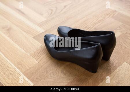 eleganti scarpe in pelle nera con tacco, calzature e accessori Foto Stock