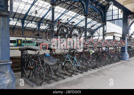 Brighton, Sussex, Regno Unito - 7 marzo 2020: Rastrelliere per il parcheggio delle biciclette fuori dalla stazione ferroviaria Foto Stock