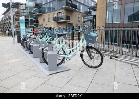 Brighton, Sussex, Regno Unito - 7 marzo 2020: Noleggio di biciclette elettriche fuori dalla stazione ferroviaria di Brighton Foto Stock