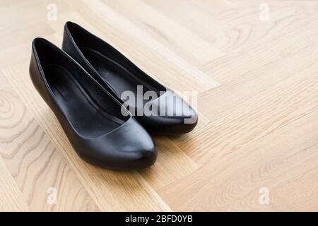 eleganti scarpe in pelle nera con tacco, calzature e accessori Foto Stock