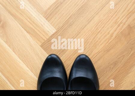 eleganti scarpe in pelle nera con tacco, calzature e accessori Foto Stock