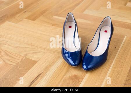 eleganti scarpe blu nuziali con tacchi, accessori, calzature, nuziali Foto Stock