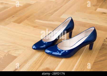 eleganti scarpe blu nuziali con tacchi, accessori, calzature, nuziali Foto Stock