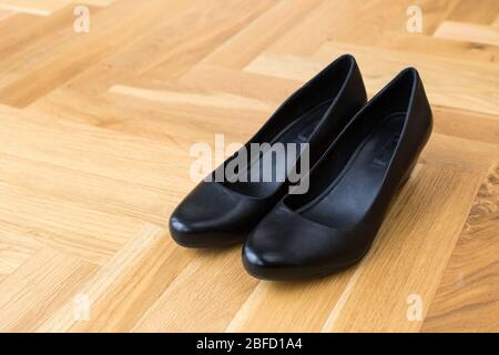 eleganti scarpe in pelle nera con tacco, calzature e accessori Foto Stock