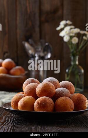 Ciambelle di formaggio casolare su uno sfondo rustico di legno scuro. Foto Stock