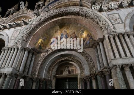 Un mosaico con uno sfondo dorato sopra l'entrata Alla Basilica di San Marco a Venezia Foto Stock