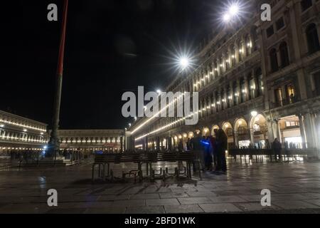 Una vista a due tempi di Piazza San Marco a Venezia, Italia. Foto Stock