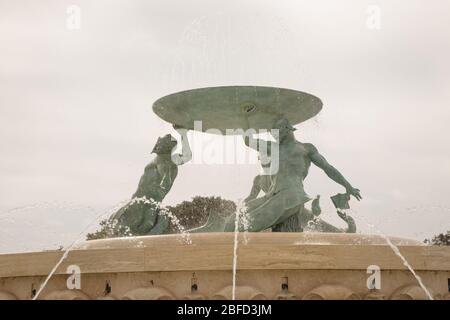 fontana fuori dalla capitale di malta di tre Tritoni di bronzo a la valletta Foto Stock