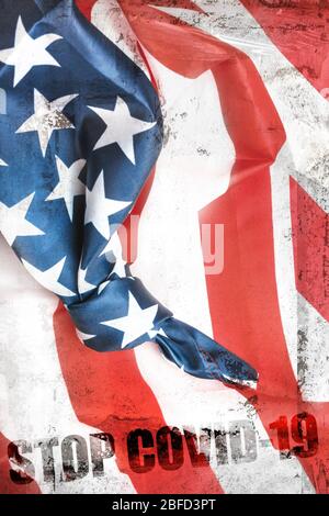 Bandiera americana con nodo e messaggio Stop COVID-19. Focolaio e blocco. Concetto di arresto delle attività lavorative dovute a emergenza medica coronavirus. Foto Stock