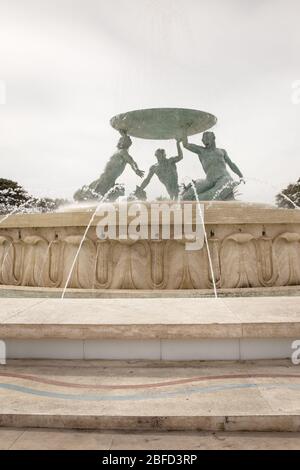 fontana fuori dalla capitale di malta di tre Tritoni di bronzo a la valletta Foto Stock