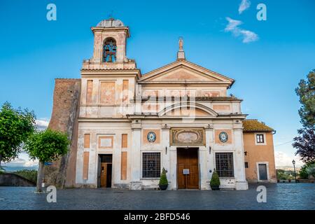 Santuario della Madonna del Divino Amore, Madonna del Divino Amore, Roma, Italia. Originata da un affresco medievale che ornava una delle torri di un castello del XIII secolo chiamato Castel di Leva. Foto Stock