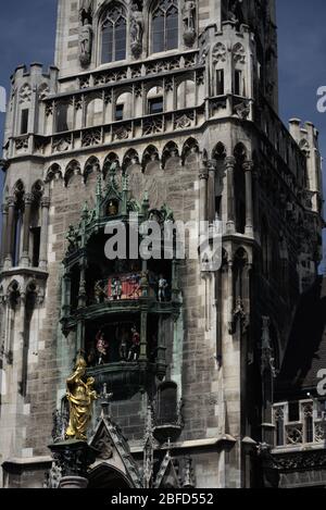Vista sulla torre principale neo-gotica con Glockenspiel del municipio a Marienplatz a Monaco, Germania Foto Stock