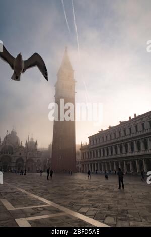 Una vista su Piazza San Marco a Venezia, in una mattinata foggosa Foto Stock