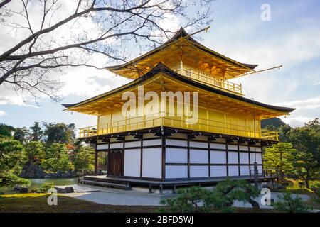 Il Tempio Buddista Kinkakuji Zen è una struttura imponente costruita con vista su un grande stagno, conosciuto come complesso di pensionamento. Foto Stock