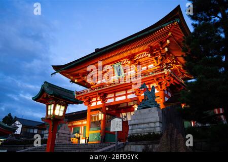 Il Santuario di Fushimi Inari-Taisha è conosciuto in tutto il mondo come uno dei luoghi più rappresentativi di Kyoto, Giappone. Edificio storico di oltre 1300 anni. Foto Stock