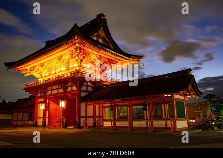 Il Santuario di Fushimi Inari-Taisha è conosciuto in tutto il mondo come uno dei luoghi più rappresentativi di Kyoto, Giappone. Edificio storico di oltre 1300 anni. Foto Stock