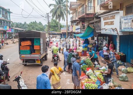 La gente che fa il loro shopping mattutino della verdura al posto designato del mercato durante il blocco del virus Covid-19 a Goa, India. Foto Stock