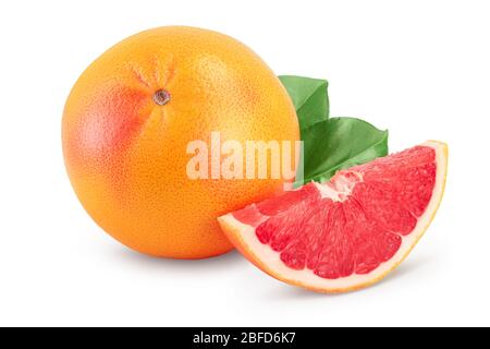 Pompelmo e fetta con foglie isolate su sfondo bianco. Con tracciato di ritaglio e profondità di campo completa. Foto Stock