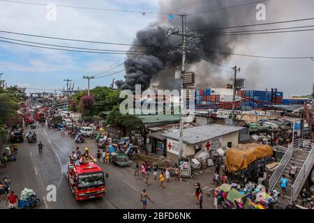 Manila, Filippine. 18 Aprile 2020. Il fumo si diffonda un incendio che inghiottiva una zona di baraccopoli a Manila, nelle Filippine, 18 aprile 2020. Centinaia di famiglie qui sono state sfollate sabato a causa del fuoco. Credit: Rouelle Umali/Xinhua/Alamy Live News Foto Stock