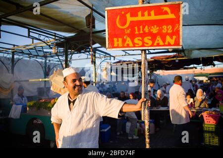 Ristorante negozio Hassan nel mercato all'aperto Djemaa el-Fnaa di Marrakech, Marocco. Foto Stock