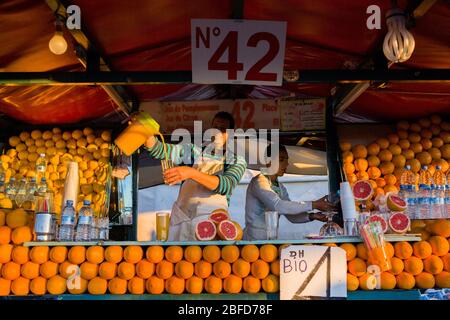 Stand di succo d'arancia nel mercato all'aperto Jemaa el-Fnaa a Marrakech, Marocco. Foto Stock