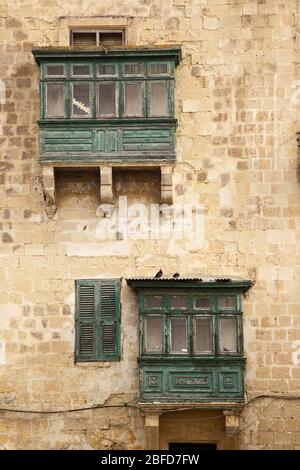 dettaglio di una tipica vecchia finestra su un edificio a malta Foto Stock