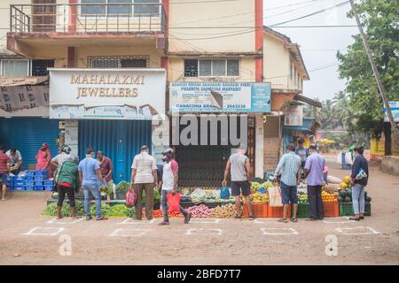 La gente che fa il loro shopping di verdure di mattina durante il blocco del virus di Covid-19 a Goa, India. Foto Stock